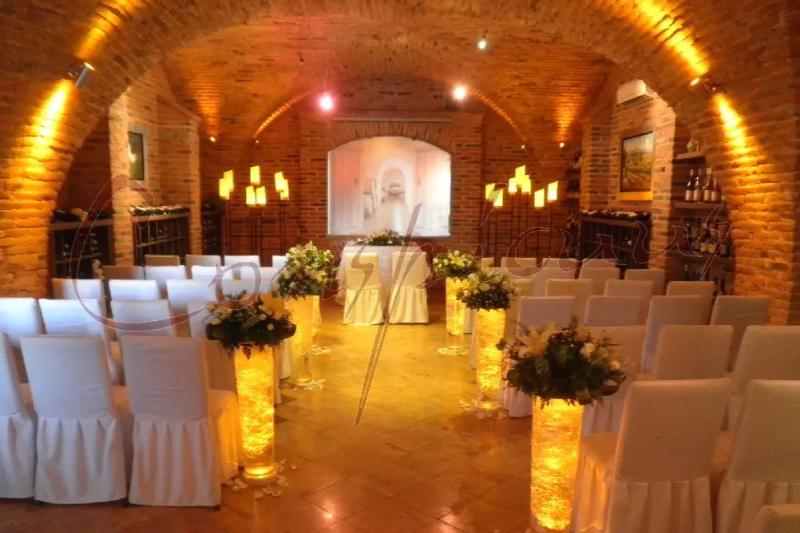 Ceremonia en una cava: velas en los nichos y pasillo iluminado